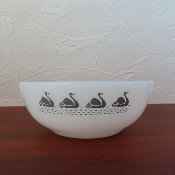Set of 5 Vintage MCM Termocrisa Swan Pattern Bowls - Picture 4 of 9